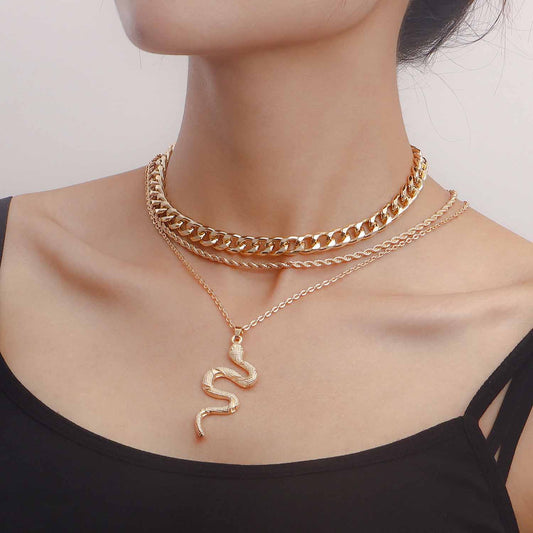 Collana con ciondolo a serpente minimalista in lega per donna con finitura placcata e design geometrico