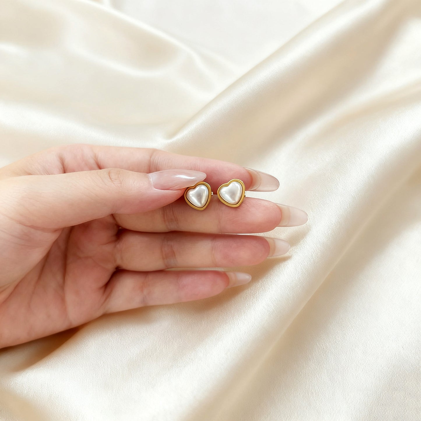 Orecchini a perno eleganti e minimalisti a forma di cuore in acciaio inossidabile con perni in acciaio al titanio
