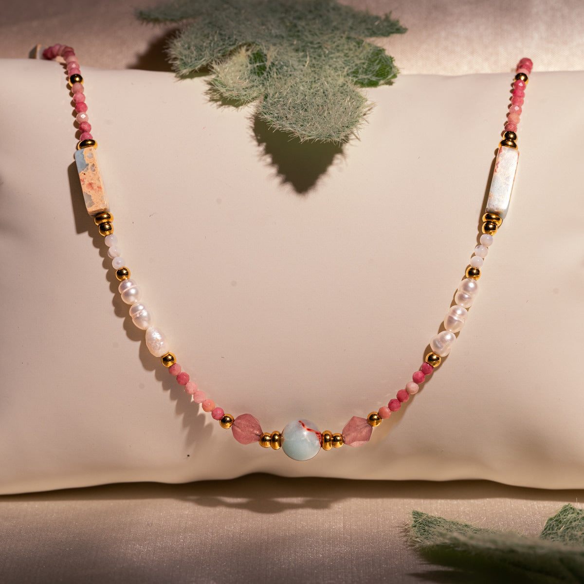 Elegante Collar de Cristales Rosas y Jaspe Rojo con Perlas de Agua Dulce en Cadena de Acero Inoxidable para Mujer