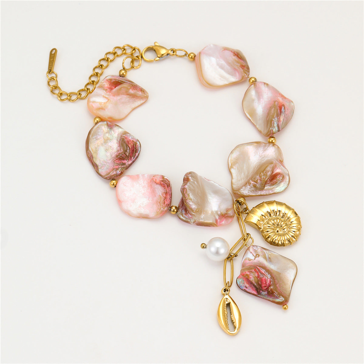 Bracciale da donna in acciaio inossidabile con design di conchiglie irregolari e conchiglie marine con finitura placcata, accessorio di moda ispirato all'oceano