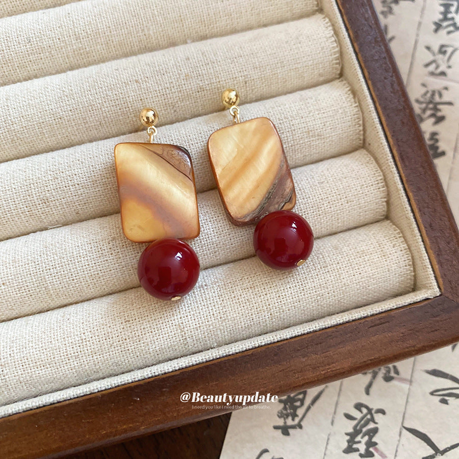 Pendientes colgantes cuadrados con dije de concha de inspiración vintage con cuentas rojas en materiales mixtos bañados en plata para mujer