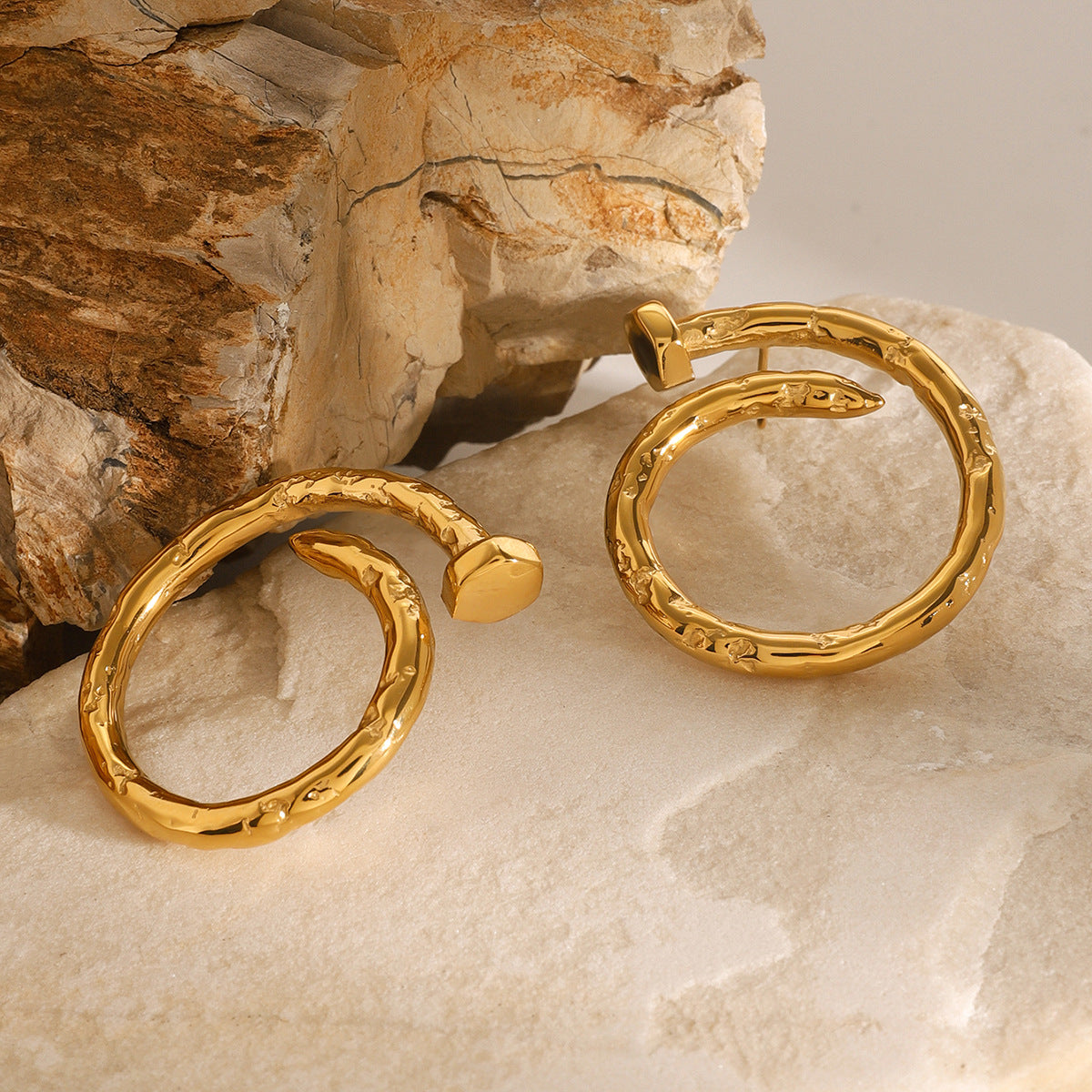 Pendientes minimalistas redondos de acero inoxidable con baño para mujer