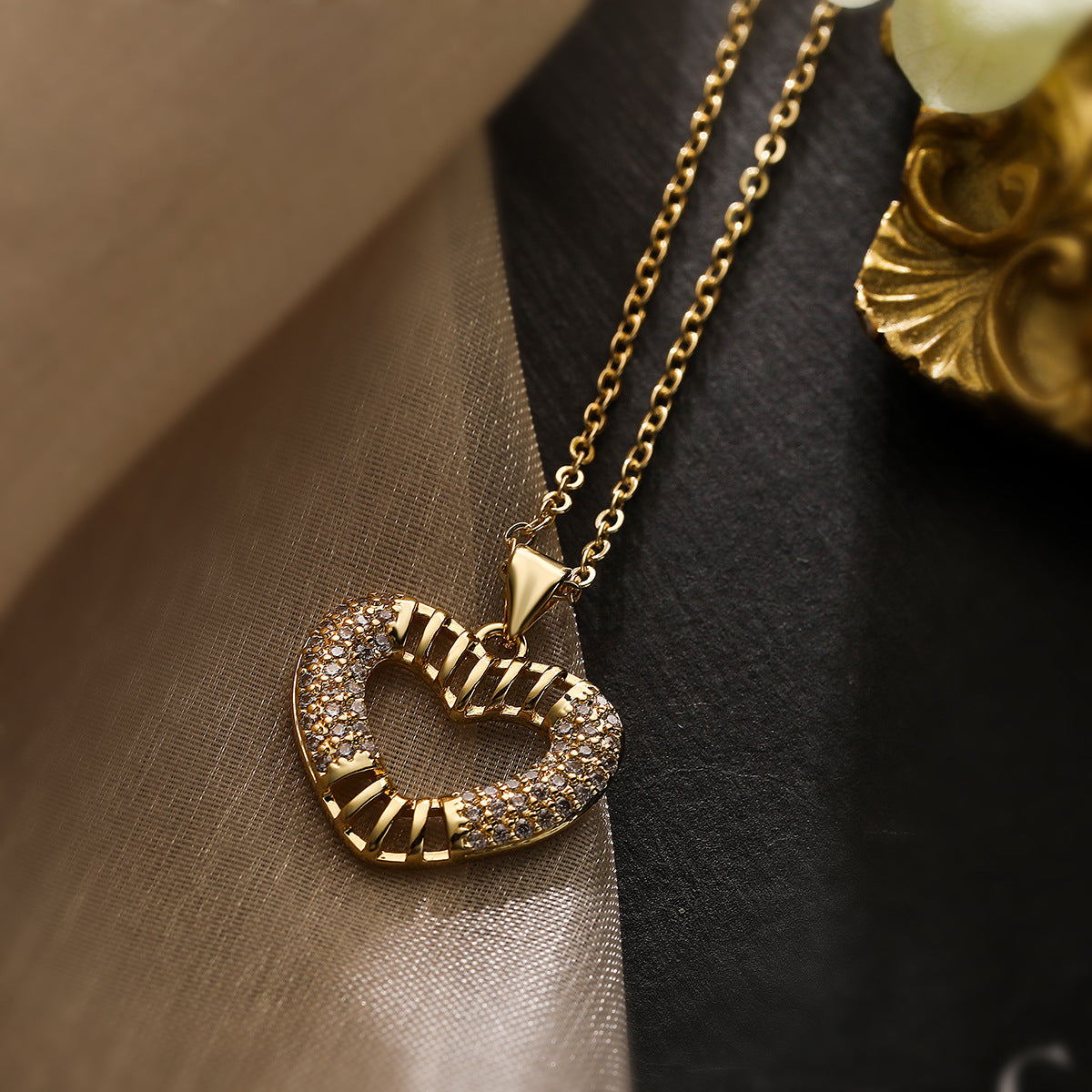 Minimalist Heart-Shaped Copper Pendant Necklace with Gold Plating and Zirconia for Women