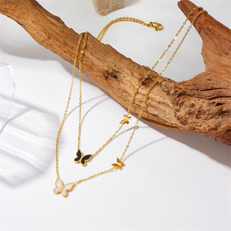 Collar minimalista con forma de mariposa de acero titanio chapado en oro con cadena de doble capa para mujer