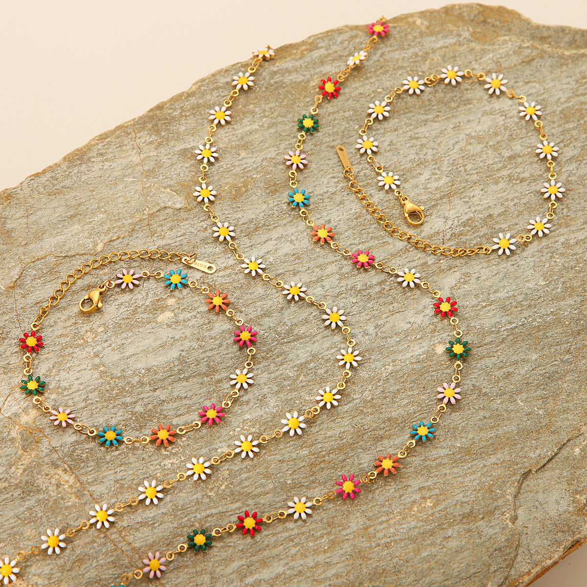 Set collana con ciondolo a margherita minimalista e bracciale in acciaio inossidabile con finitura smaltata da donna
