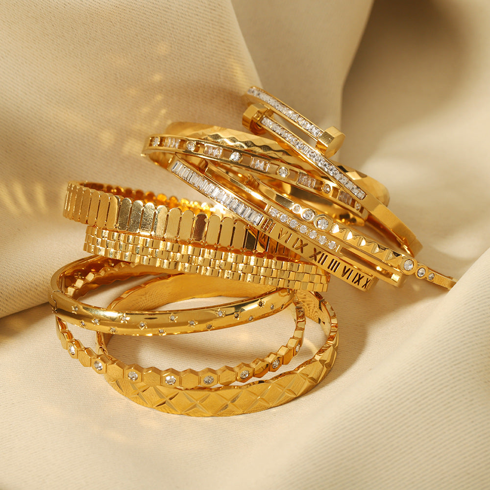 Bracciale Minimalista a Stella in Acciaio Inox con Intarsio di Strass, Motivo a Griglia Geometrica e Placcatura in Oro 18K