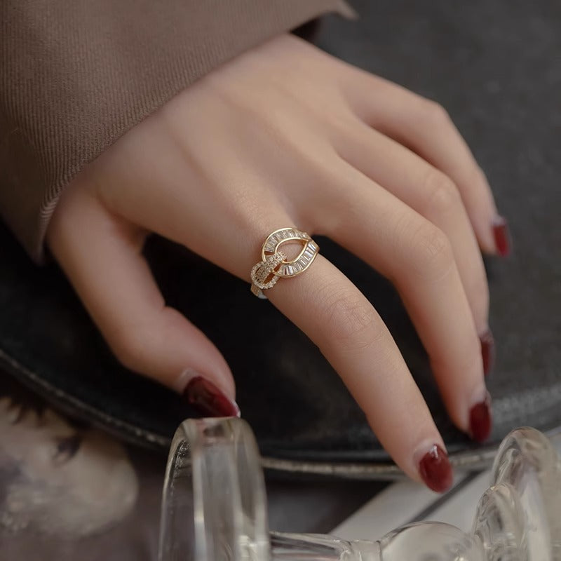 Anello Minimalista Aperto da Donna con Zirconi Micro-Incastonati su Base in Ottone Placcato Rodio