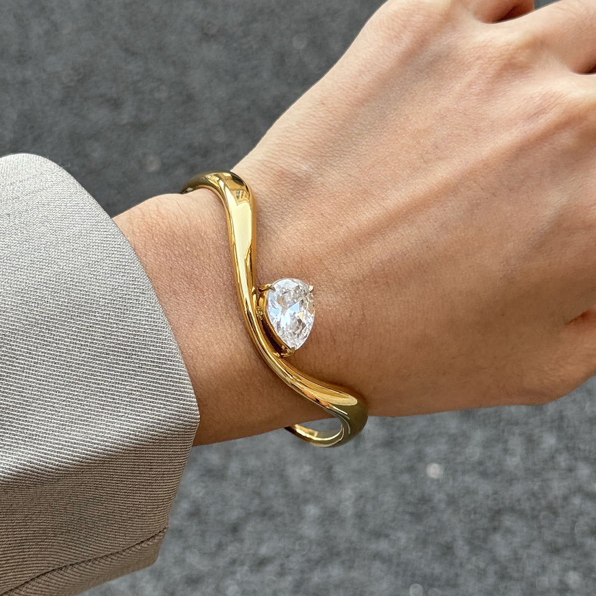Brazalete Abierto Geométrico de Moda Bañado en Oro de 18K de Acero Inoxidable con Zirconia para Mujer