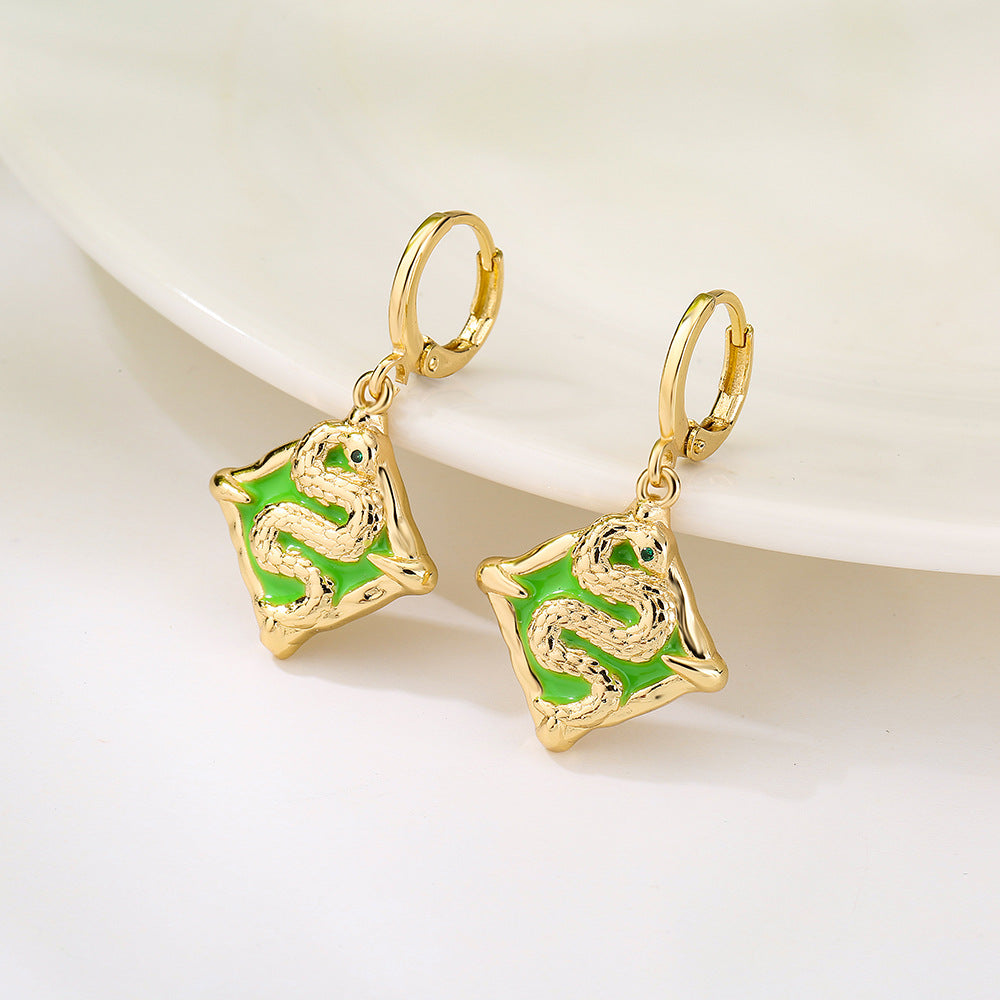 Orecchini minimalisti geometrici in rame con placcatura in oro 18 carati e smalto con motivo Totem del Serpente per donna