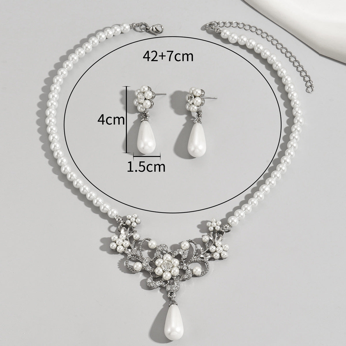 Set vintage di collana e orecchini di perle con design a fiore di prugna, catena in lega e intarsio di strass per donna