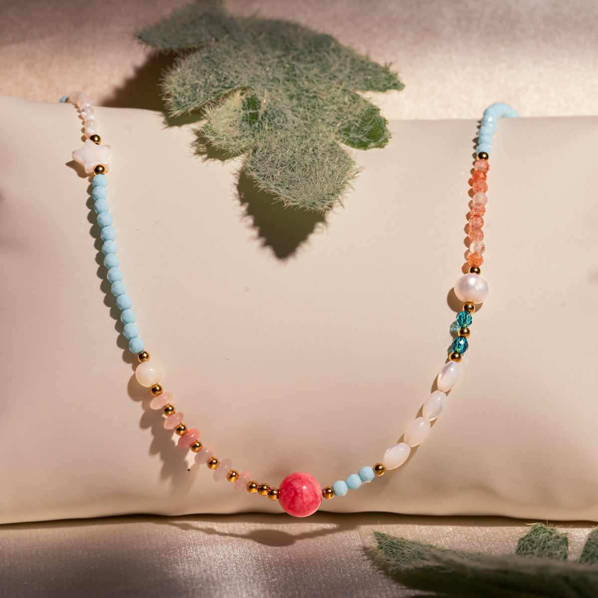 Collar de clavícula minimalista, fresco y dulce con hojas chapadas en acero inoxidable, hebras de cuentas coloridas y detalles de piedra natural y perlas