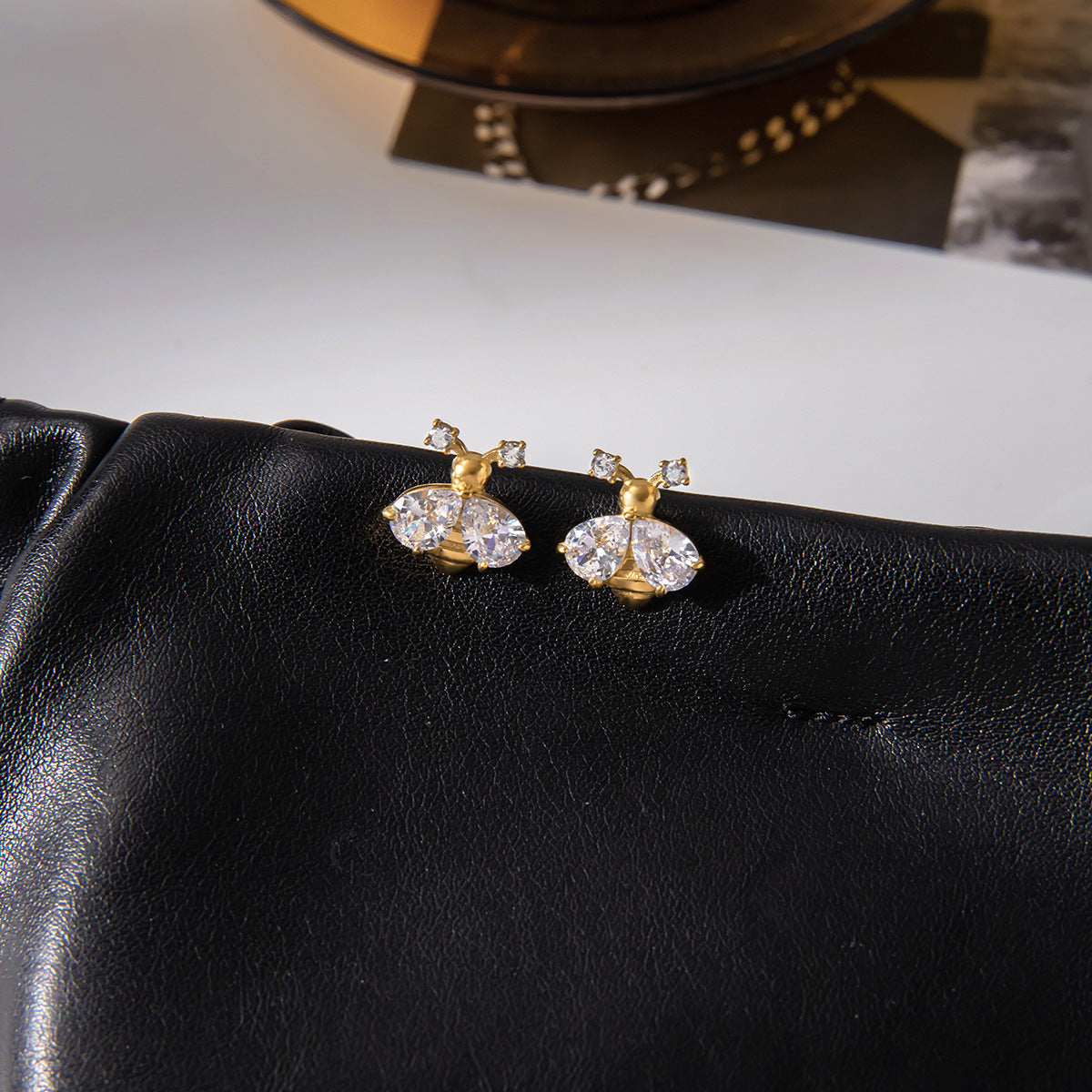 Aretes de mujer minimalistas de titanio con forma de abeja, con incrustaciones de circonita, poste de acero inoxidable hipoalergénico, acabado galvanizado