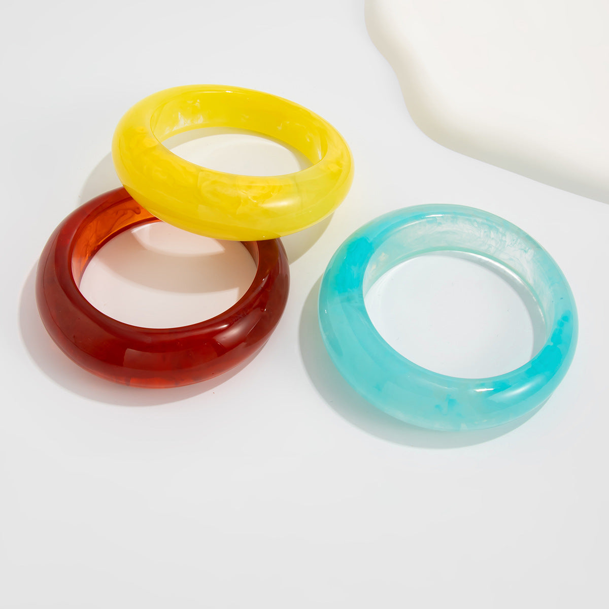 Braccialetto da donna in resina semitrasparente a forma di liquido irregolare geometrico con finitura smaltata