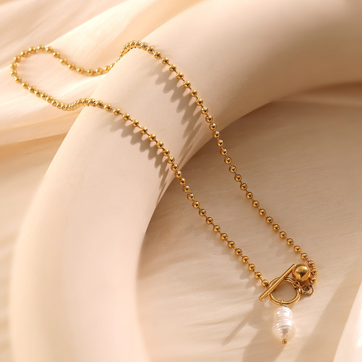 Collar con Colgante de Perla Irregular Geométrica en Acero Inoxidable con Baño de Oro de 18K para un Estilismo Versátil de Clavícula