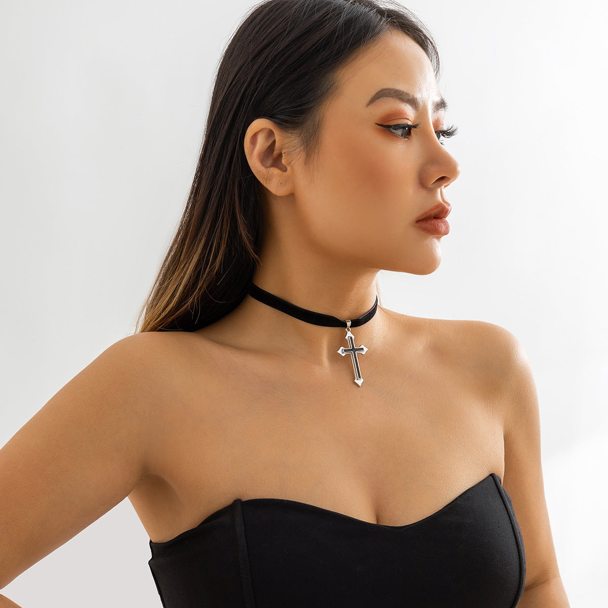 Collana Girocollo Pendente a Croce Stile Vintage da Donna con Pendente in Lega e Finitura a Smalto su Cordino in Velluto