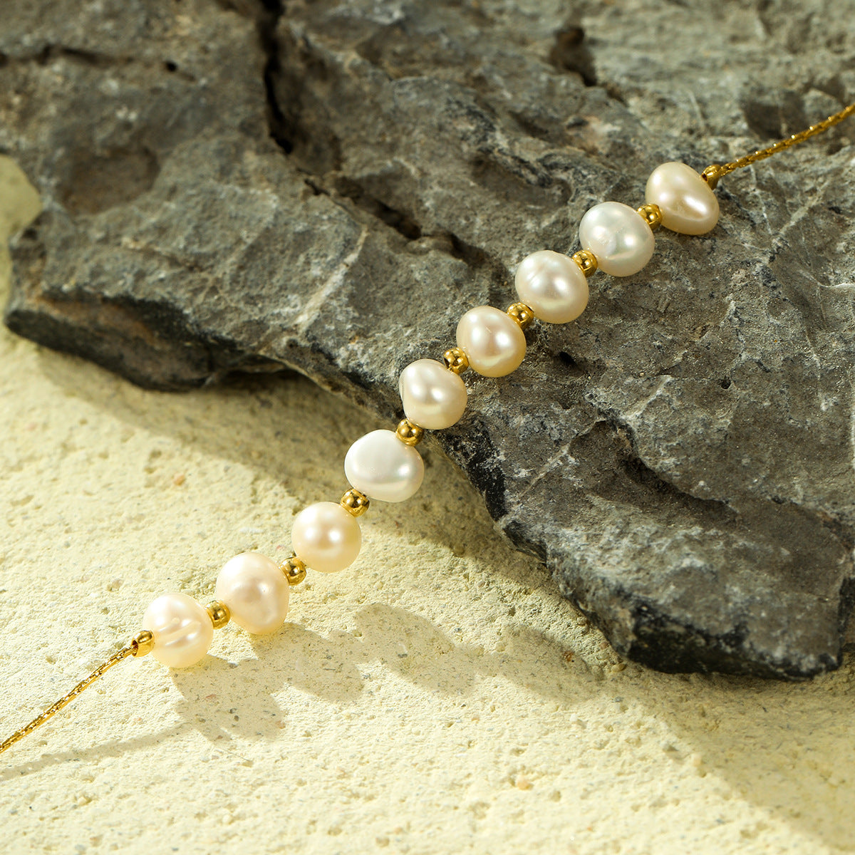 Elegante Bracciale Minimalista da Donna in Acciaio al Titanio Placcato Oro 18K Regolabile con Perle