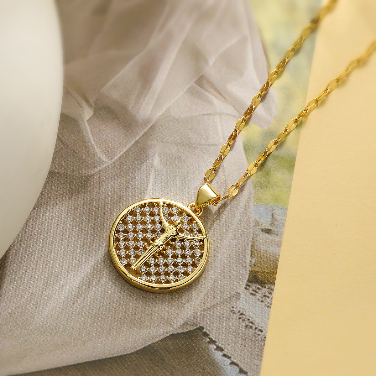 Collana con Pendente a Croce Minimalista da Donna con Base in Rame Placcata in Oro Vero e Intarsio di Zirconi