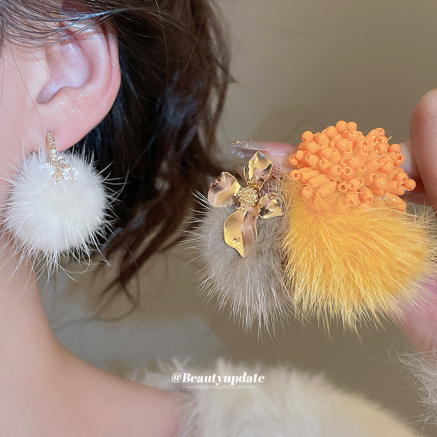 Elegantes pendientes de tuerca de acero chapado con colgante de flor y detalles de pompones suaves para mujer, joyería de lujo minimalista lista para la oficina