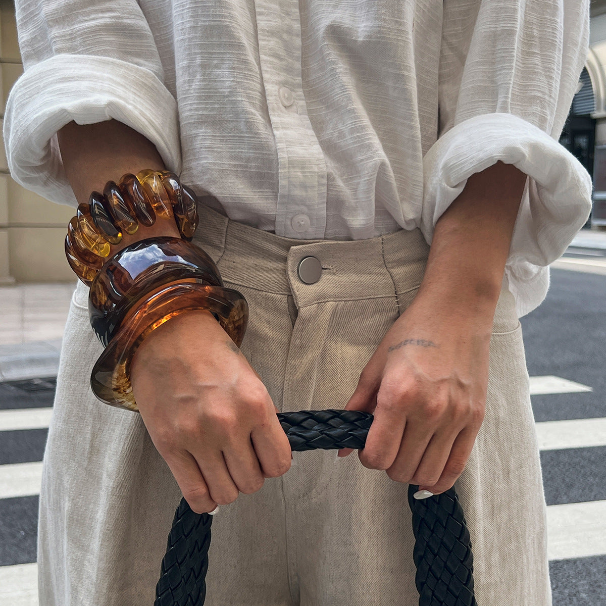 Bracciale da donna in resina oversize semi-trasparente effetto marmo ambrato vintage con forma geometrica