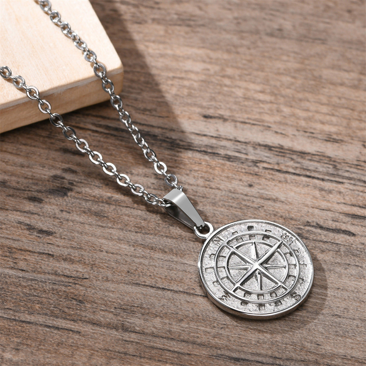 Collana con Pendente Bussola Geometrica per Uomo e Donna in Acciaio Inossidabile con Ciondolo a Moneta in Acciaio al Titanio Lucido