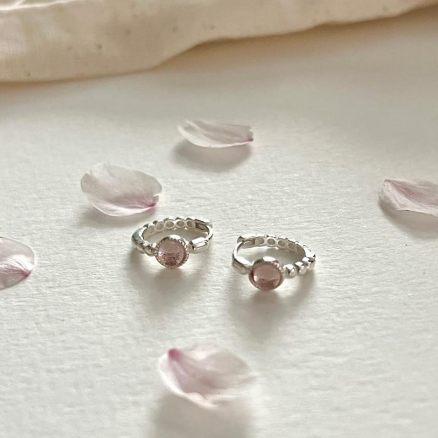 Pendientes minimalistas de fresa con cristal en plata de ley 925 con engaste micro-pavé