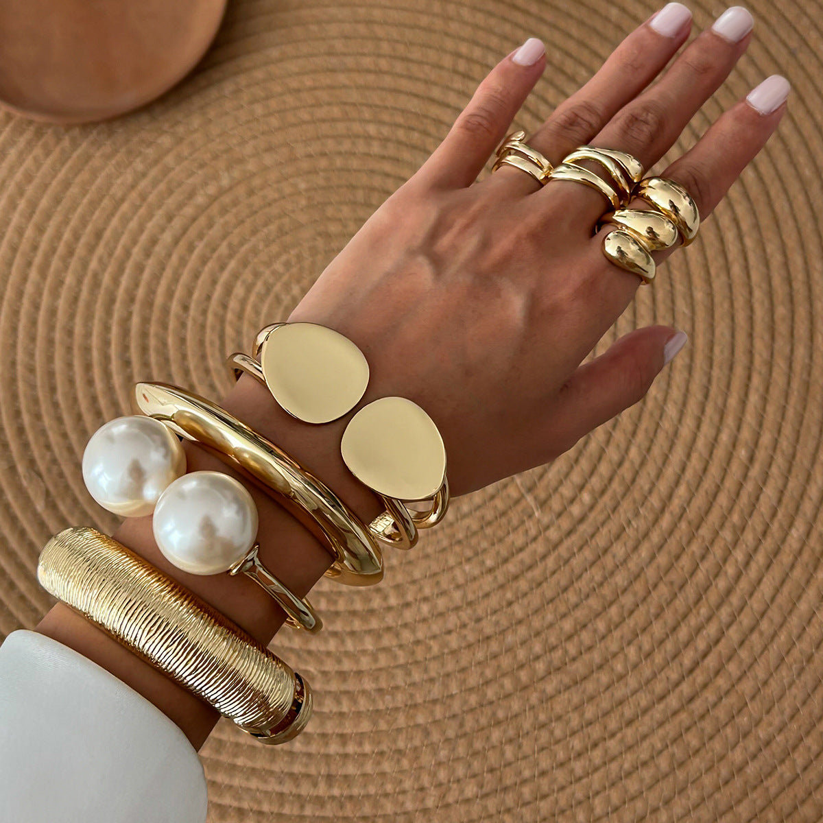 Bracciale Rigido Aperto Stile Perla Oversize con Fascia Larga, Texture a Goccia, Lega Galvanizzata, Chiusura a Molla