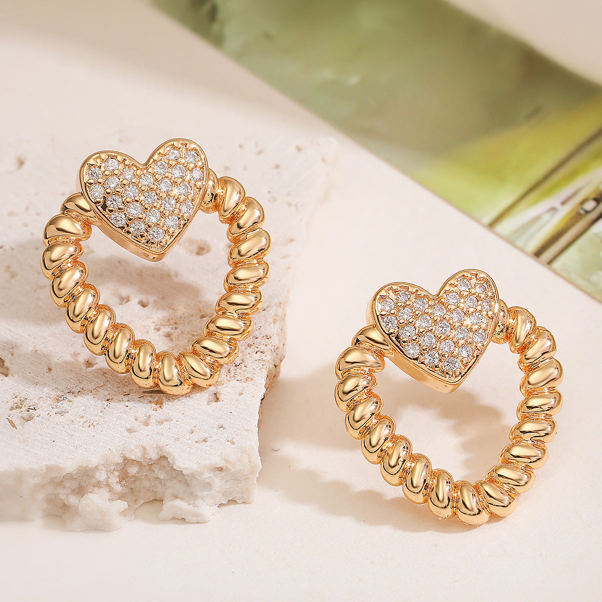 Pendientes de Cobre Minimalistas en Forma de Corazón Hueco con Baño de Oro e Incrustaciones de Circones para Mujer