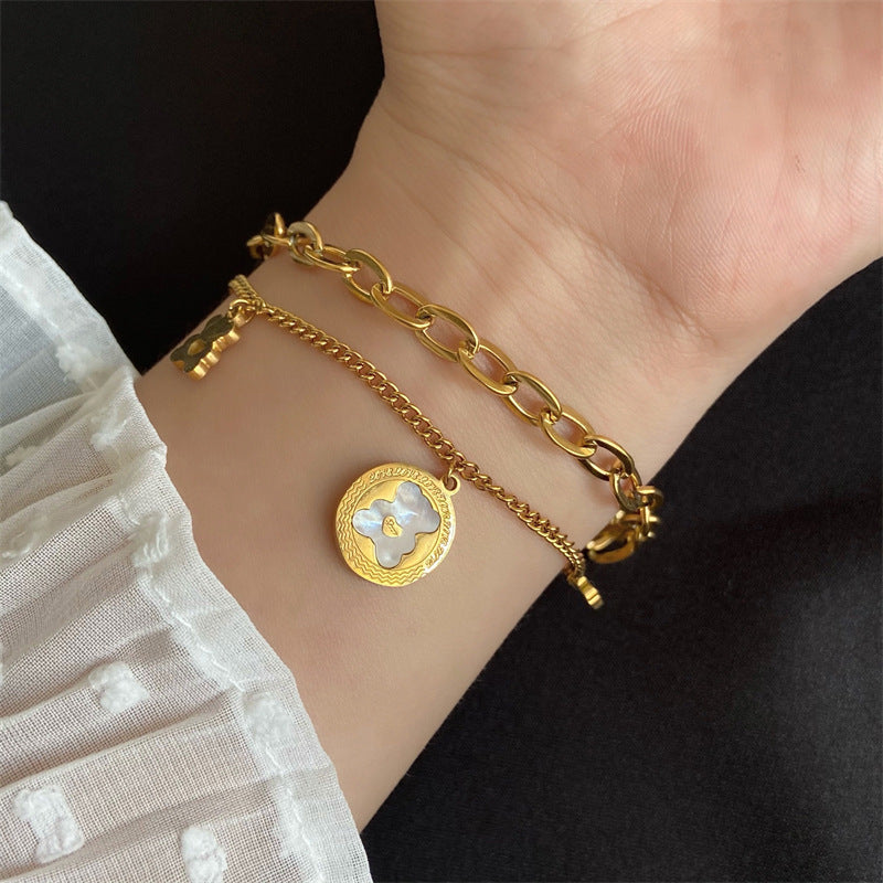 Bracciale a doppio strato in acciaio al titanio placcato oro rosa con ciondoli a cuore e orsetto, gioielli alla moda e casual da donna