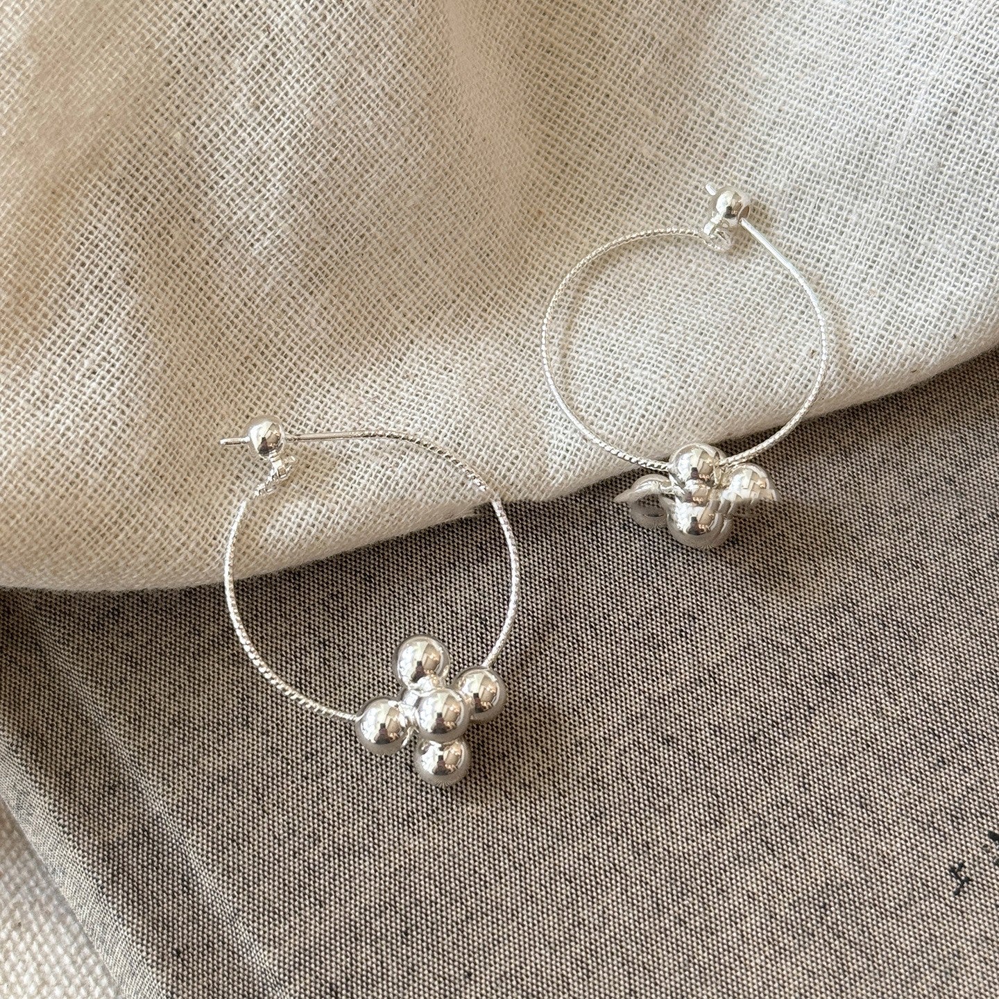 Pendientes de metal geométricos minimalistas con incrustaciones de diamantes de imitación y acabado cepillado para mujer