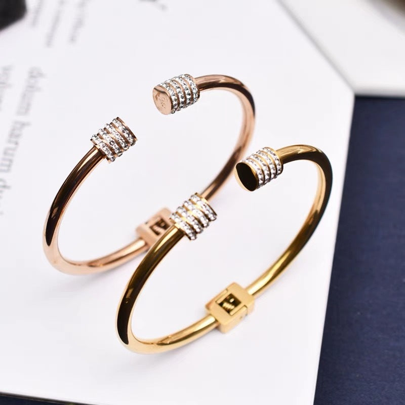 Bracciale rigido cilindrico aperto minimalista in acciaio al titanio con intarsio di strass, placcato oro, alla moda per donna