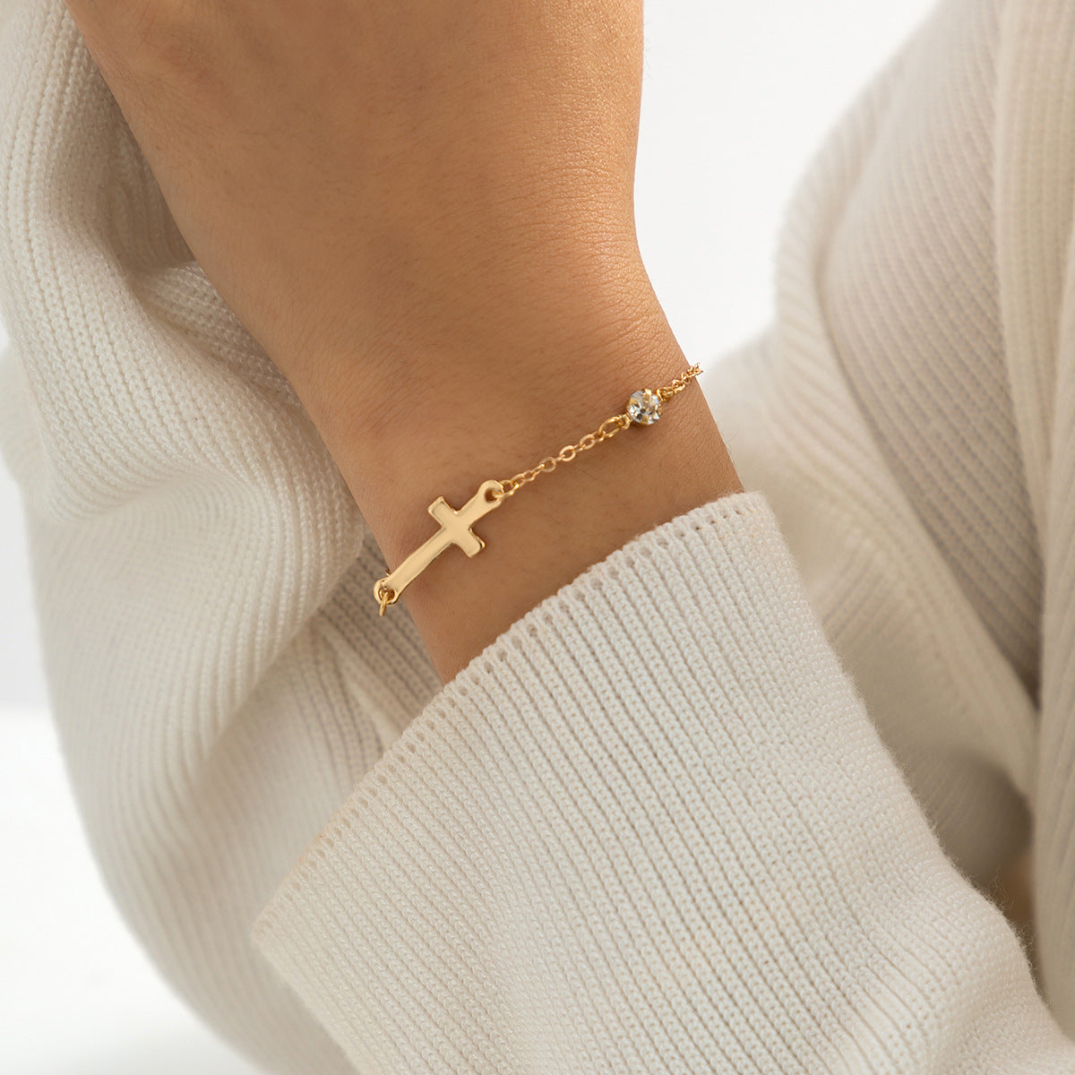 Pulsera de aleación con colgante de cruz geométrica minimalista para mujer, con acabado chapado y detalle de borla