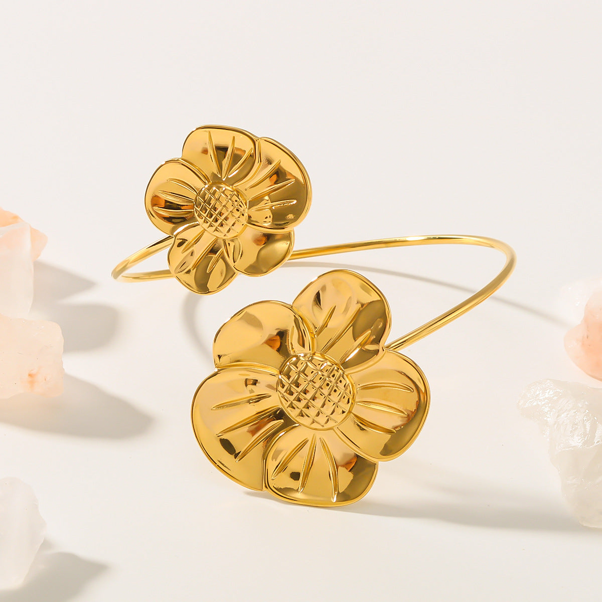 Bracciale da donna in acciaio al titanio a forma di fiore con placcatura in oro 18 carati