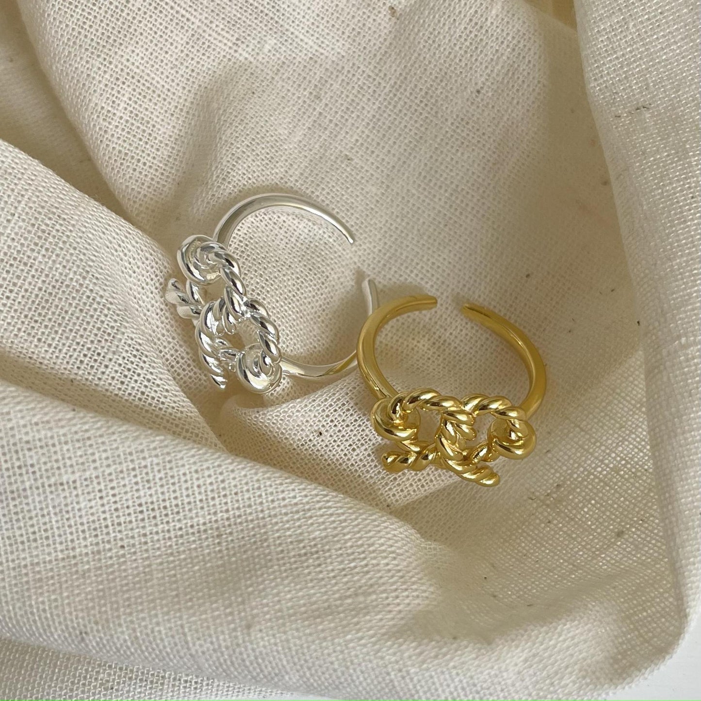 Anillo retorcido con forma de corazón minimalista de plata de ley 925 para mujer con textura geométrica