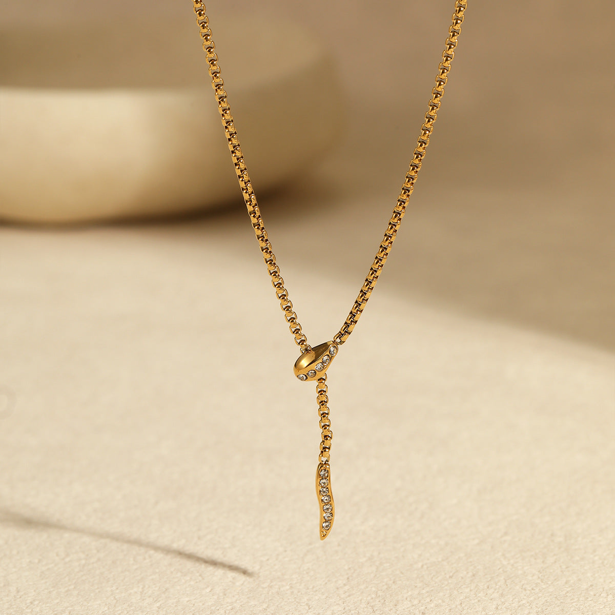 Collana da donna alla moda a forma di serpente in acciaio inossidabile con intarsi in zircone, finitura placcata, catena clavicola minimalista
