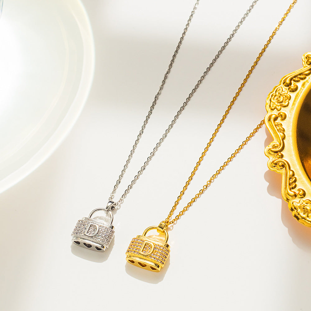 Collar con colgante minimalista con forma de D para mujer, de acero de titanio con incrustaciones de diamantes de imitación