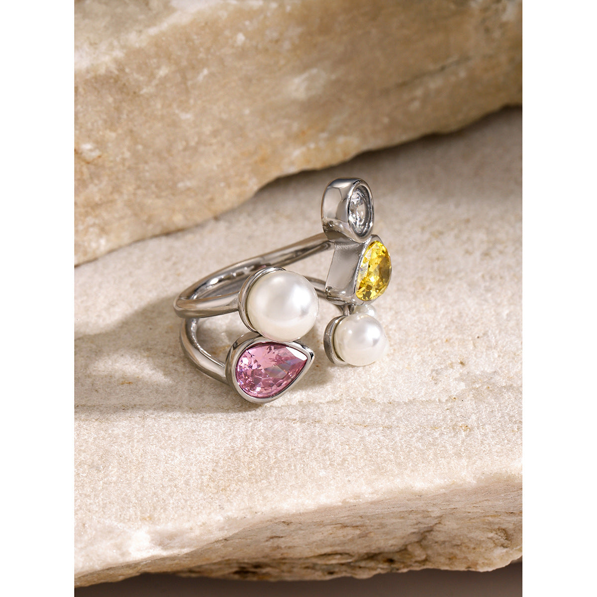 Anello aperto da donna in acciaio inossidabile placcato oro 18 carati con zircone bianco irregolare e perle d'imitazione stile Ins