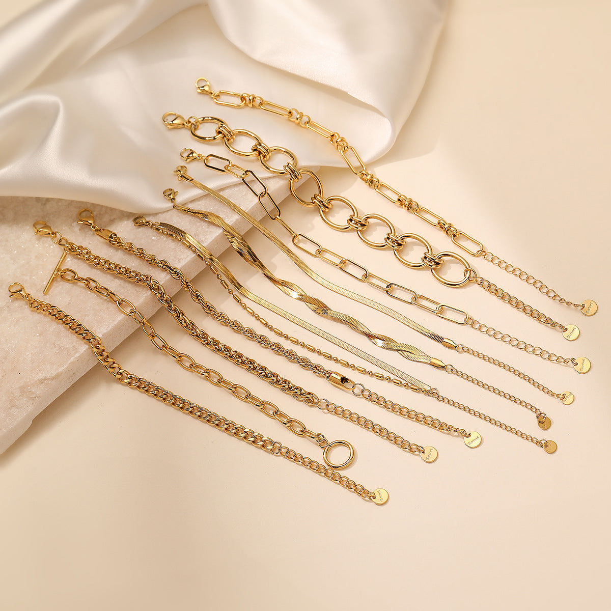 Pulsera de acero inoxidable geométrica minimalista para mujer con baño de oro de 18 quilates y detalles microincrustados