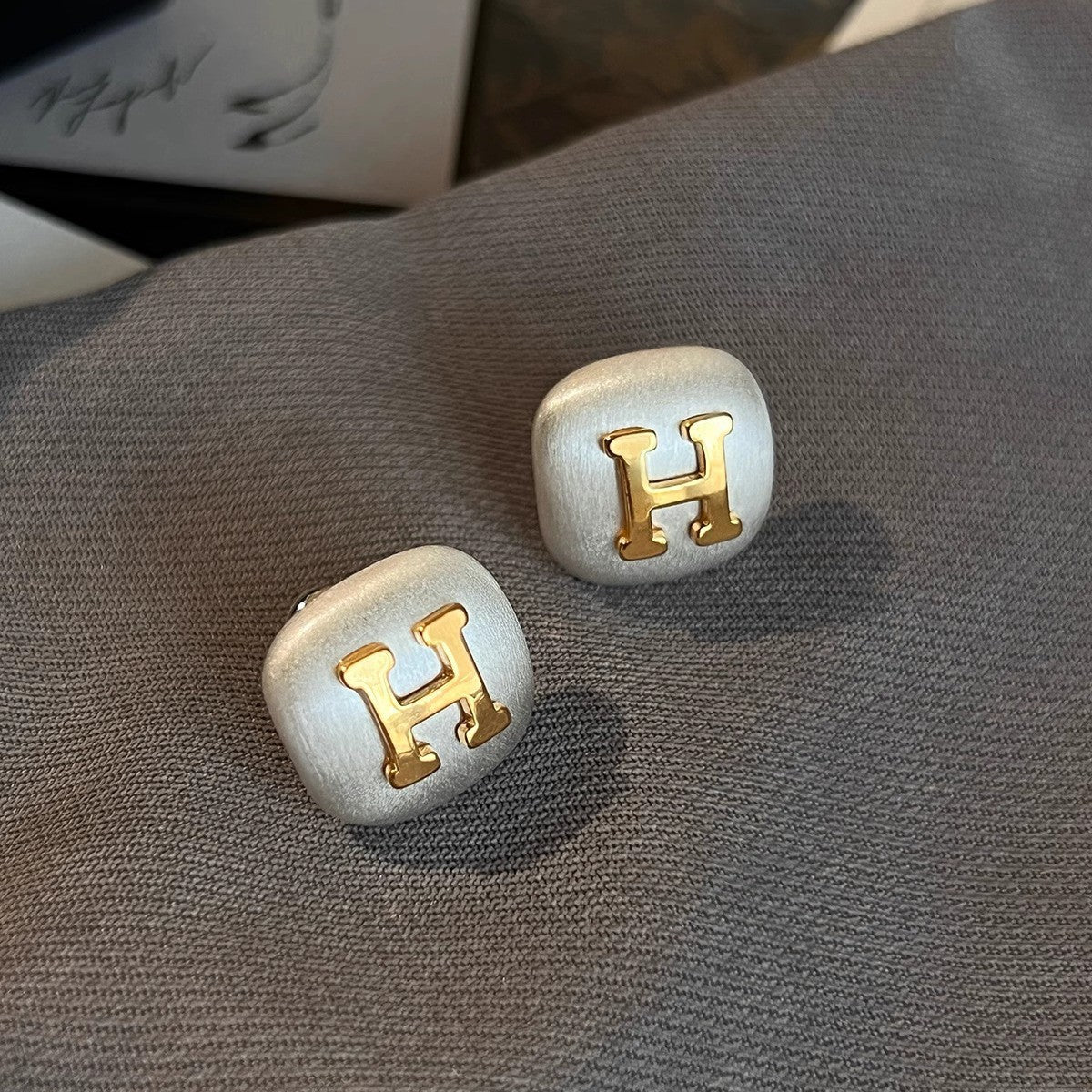 Pendientes de metal geométricos minimalistas con incrustaciones de diamantes de imitación y acabado cepillado para mujer