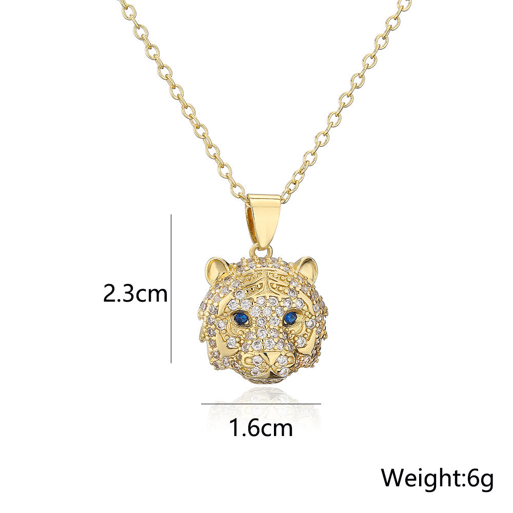 Collana con ciondolo minimalista a testa di tigre in rame con zirconi micro-incastonati e placcatura in oro 18 carati