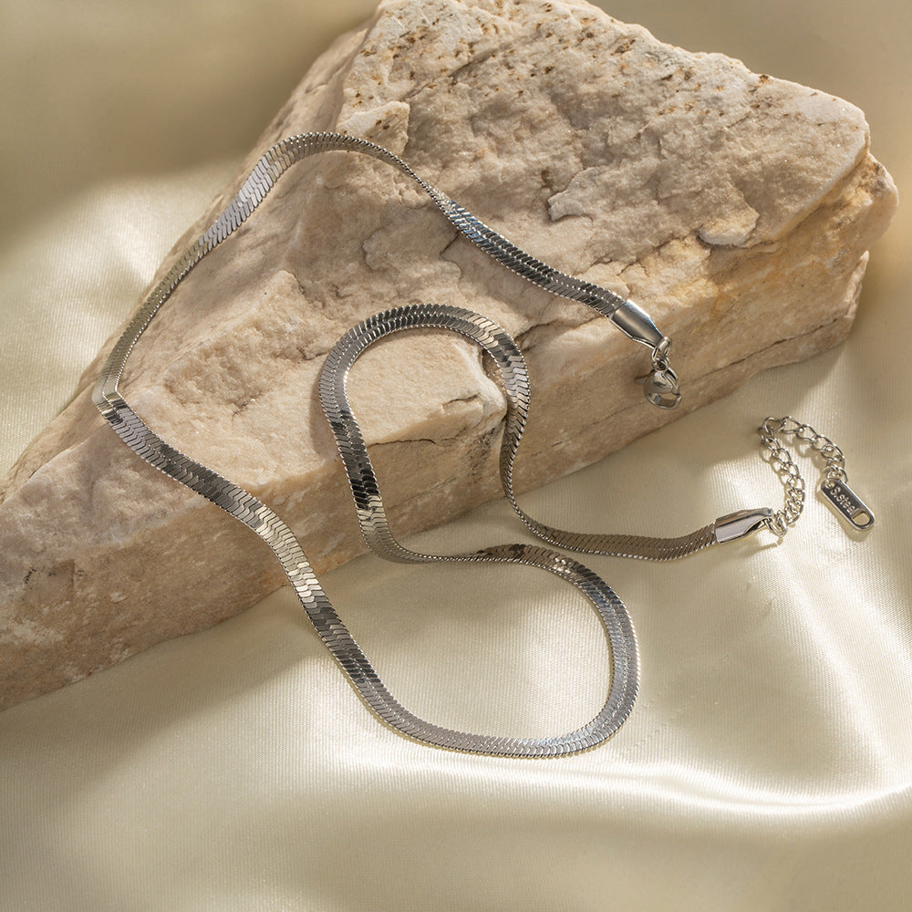 Collar de cadena de serpiente de acero inoxidable geométrico para mujer con colgante de acero de titanio y acabado chapado