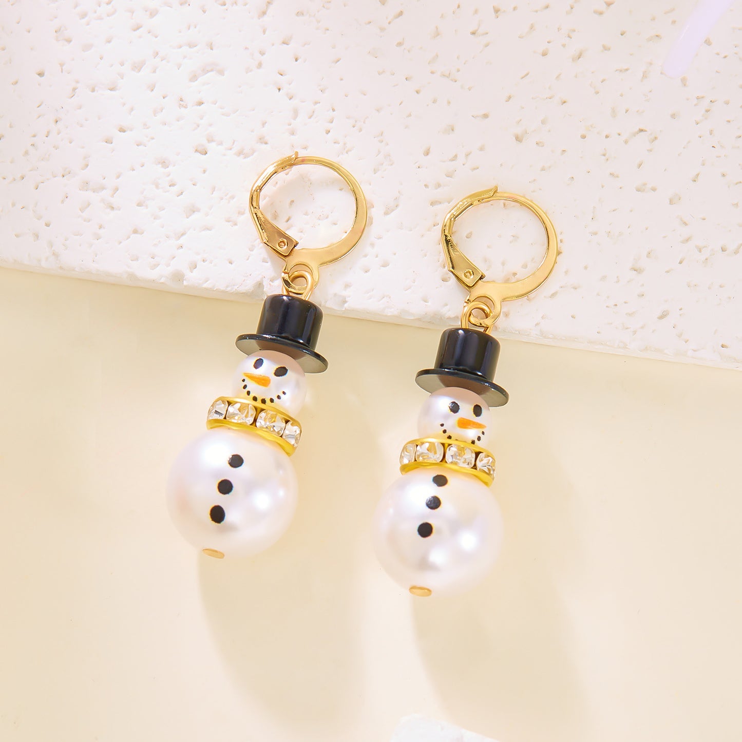 Pendientes de perla con diseño de copo de nieve y temática navideña para mujer, con incrustaciones de diamantes de imitación y diseño geométrico en aleación con acabado de baño.