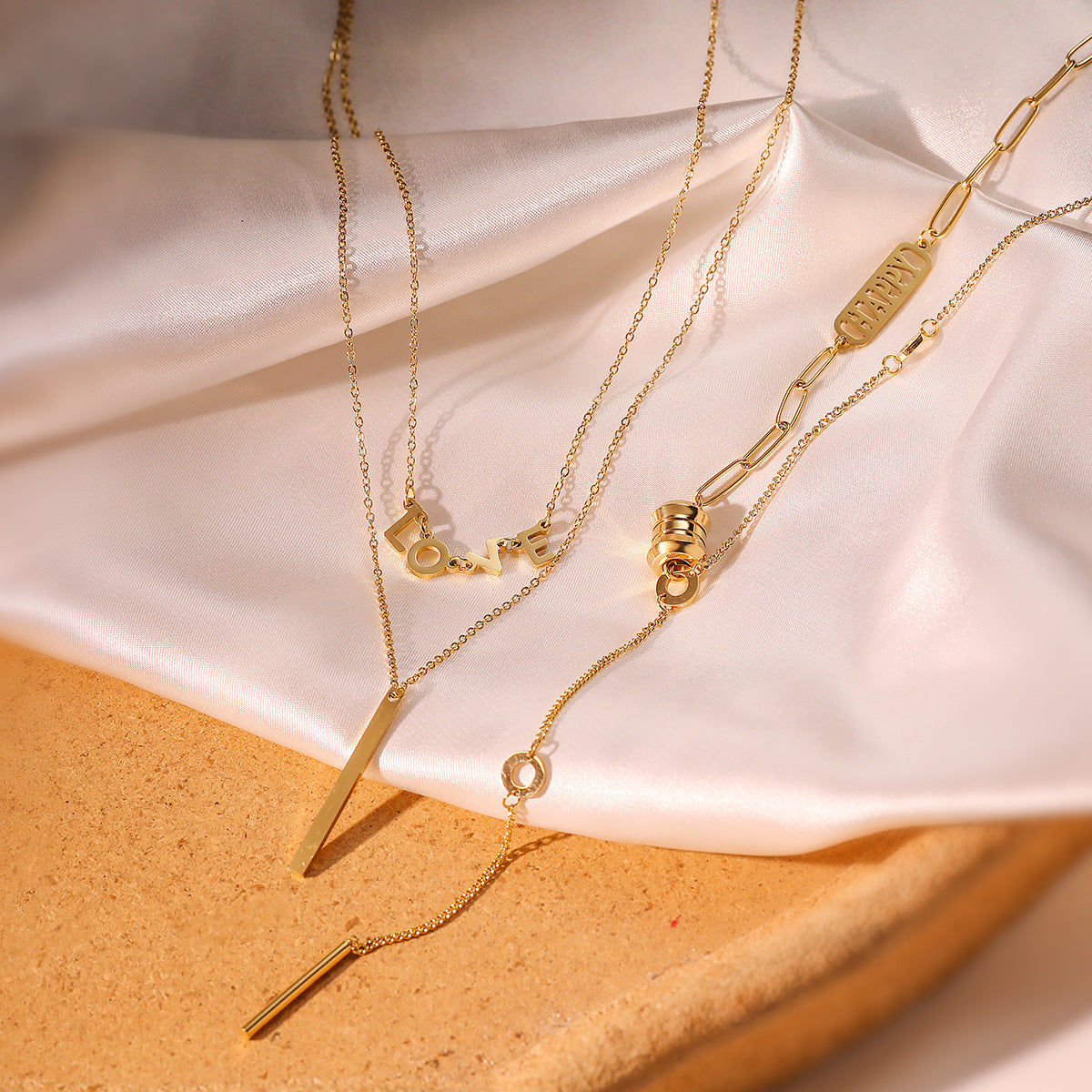 Collana con ciondolo a cuore geometrico minimalista LOVE per donna in acciaio al titanio placcato oro, catena versatile per clavicola