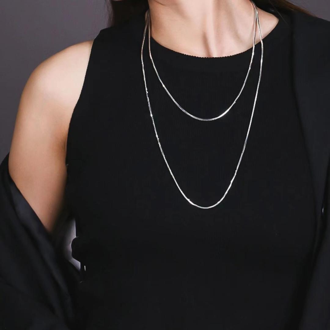 Collar minimalista en capas de cadena de serpiente de acero de titanio en forma de U para hombres y mujeres con acabado chapado