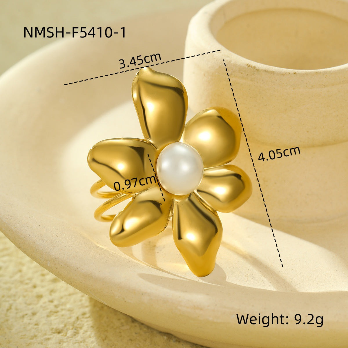 Anillo de Acero Inoxidable con Perlas y Flores de Estilo Lujoso para Mujer con Acabado Chapado y Banda Ajustable