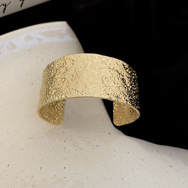Pulsera Cóncava Irregular Minimalista para Mujer en Aleación de Latón con Acabado Galvánico