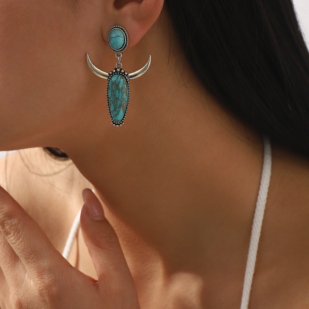 Pendientes bohemios de turquesa con cabeza de toro geométrica para mujer con base de aleación y acabado chapado