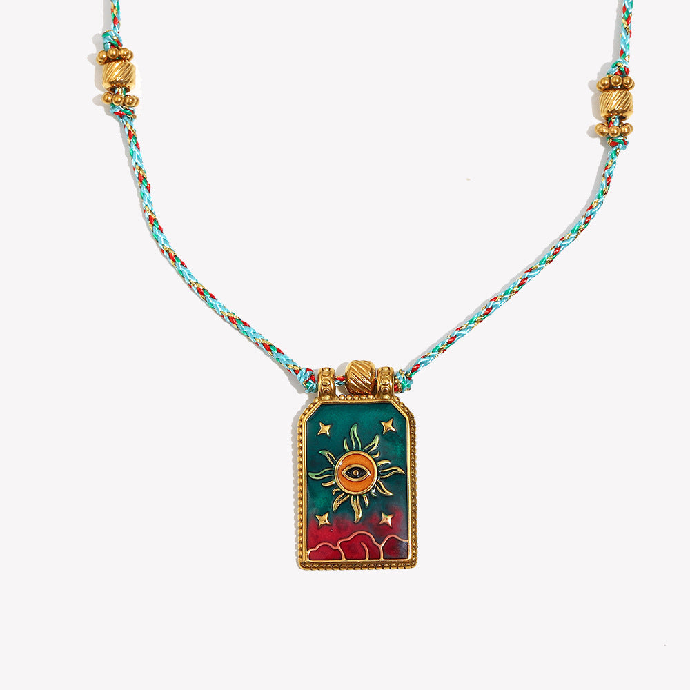 Collana con Pendente Minimalista Geometrico a Forma di Sole Tarocco in Acciaio Inossidabile Placcato Oro 18K con Dettaglio in Smalto su Cordino Regolabile