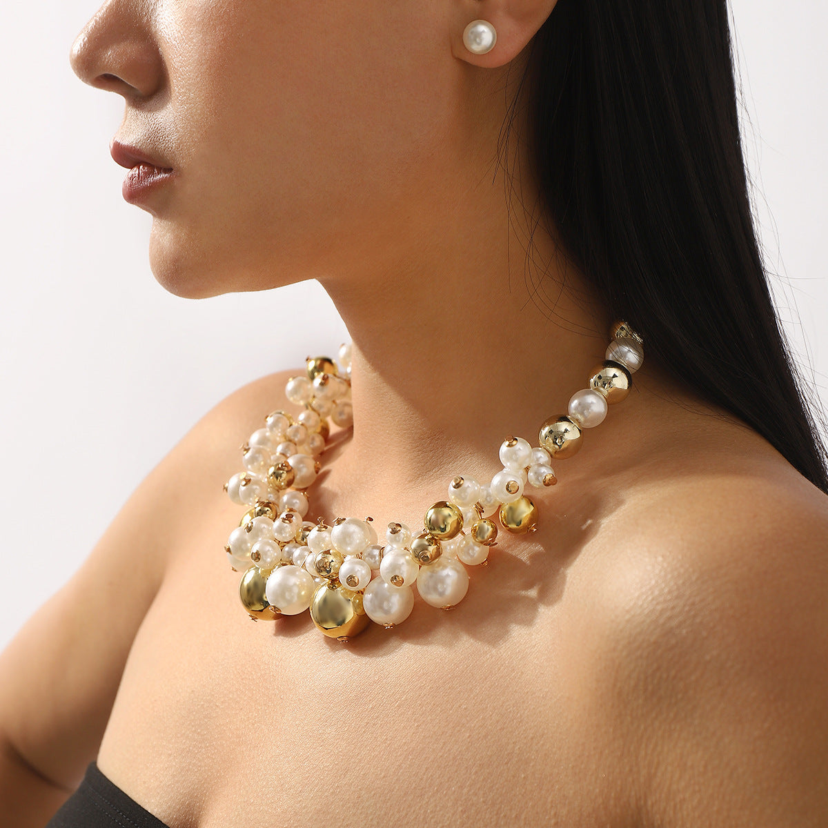 Set collana girocollo corto di perle in elegante stile lussuoso con orecchini abbinati a perno da donna
