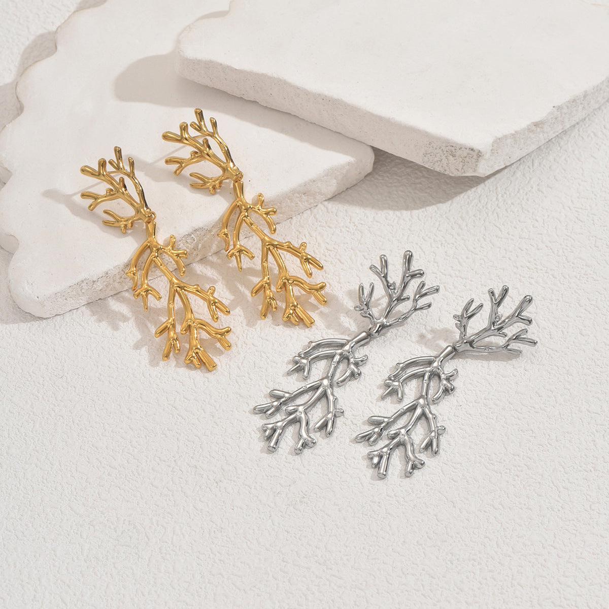 Pendientes de Cobre con Diseño Floral Coral Vintage y Baño de Oro de 18K con Postes de Acero Inoxidable para Mujer