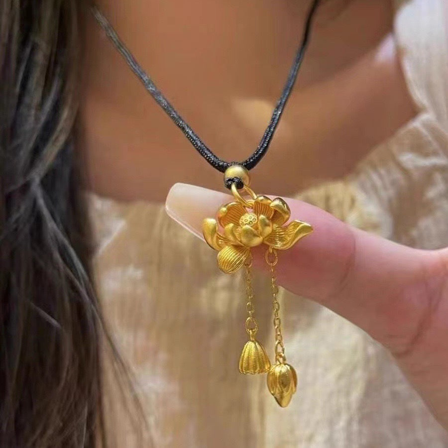 Collana con ciondolo a capsula di loto dal design originale in acciaio al titanio placcato oro 18 carati con catena a O nera, gioielli unisex
